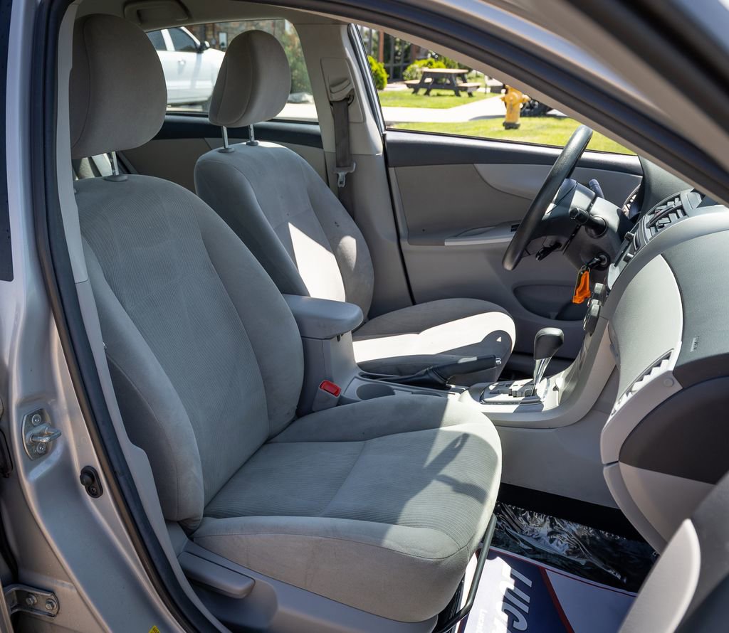 Used 2013 Toyota Corolla LE FWD image 24