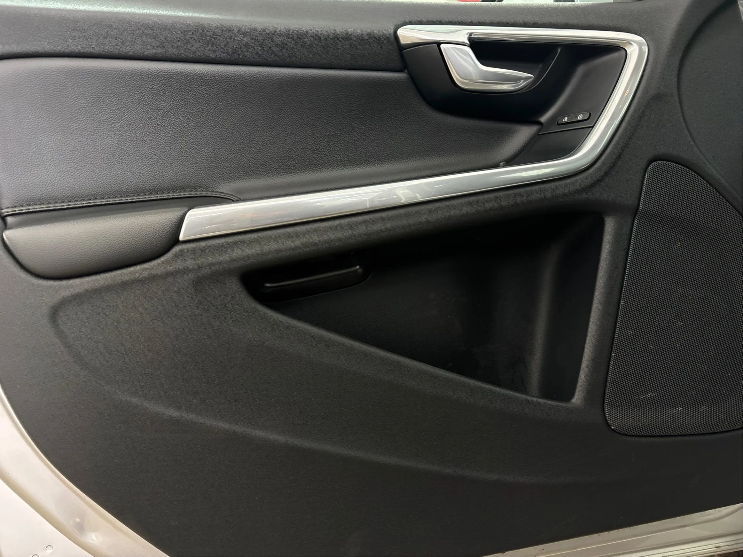 Used 2017 Volvo S60 T5 Inscription image 26