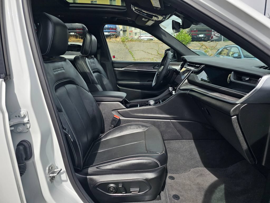 Used 2022 Jeep Grand Cherokee Overland AWD/4WD image 11