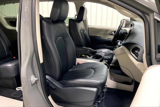 Used 2021 Chrysler Pacifica Touring-L w/ Uconnect Theater Family Group FWD image 7