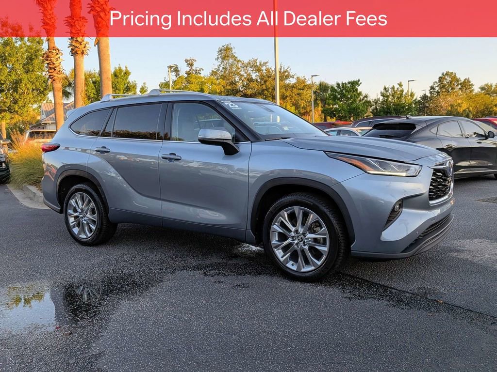 Used 2023 Toyota Highlander Limited FWD image 2