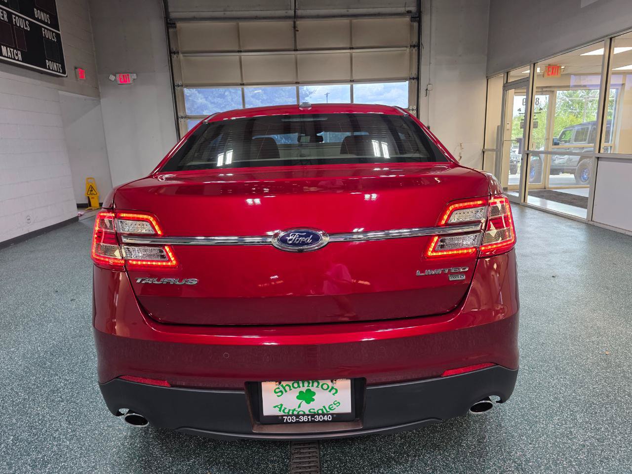 Used 2015 Ford Taurus Limited w/ Equipment Group 301A AWD/4WD image 8