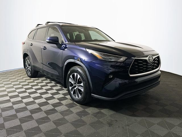 Used 2022 Toyota Highlander XLE AWD/4WD image 1