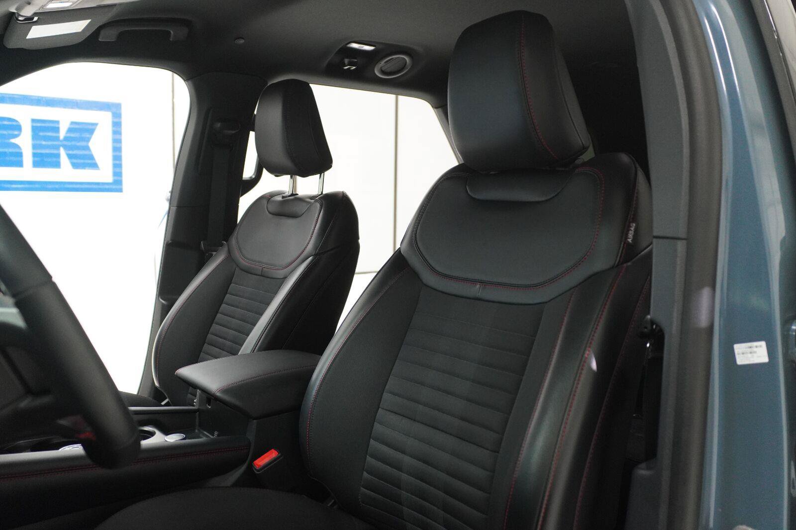 Used 2025 Ford Explorer ST-Line w/ Premium Package RWD image 6