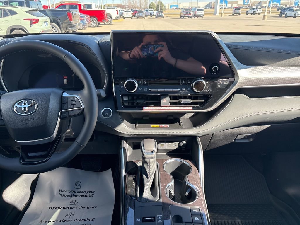 New 2026 Toyota Highlander Platinum image 32