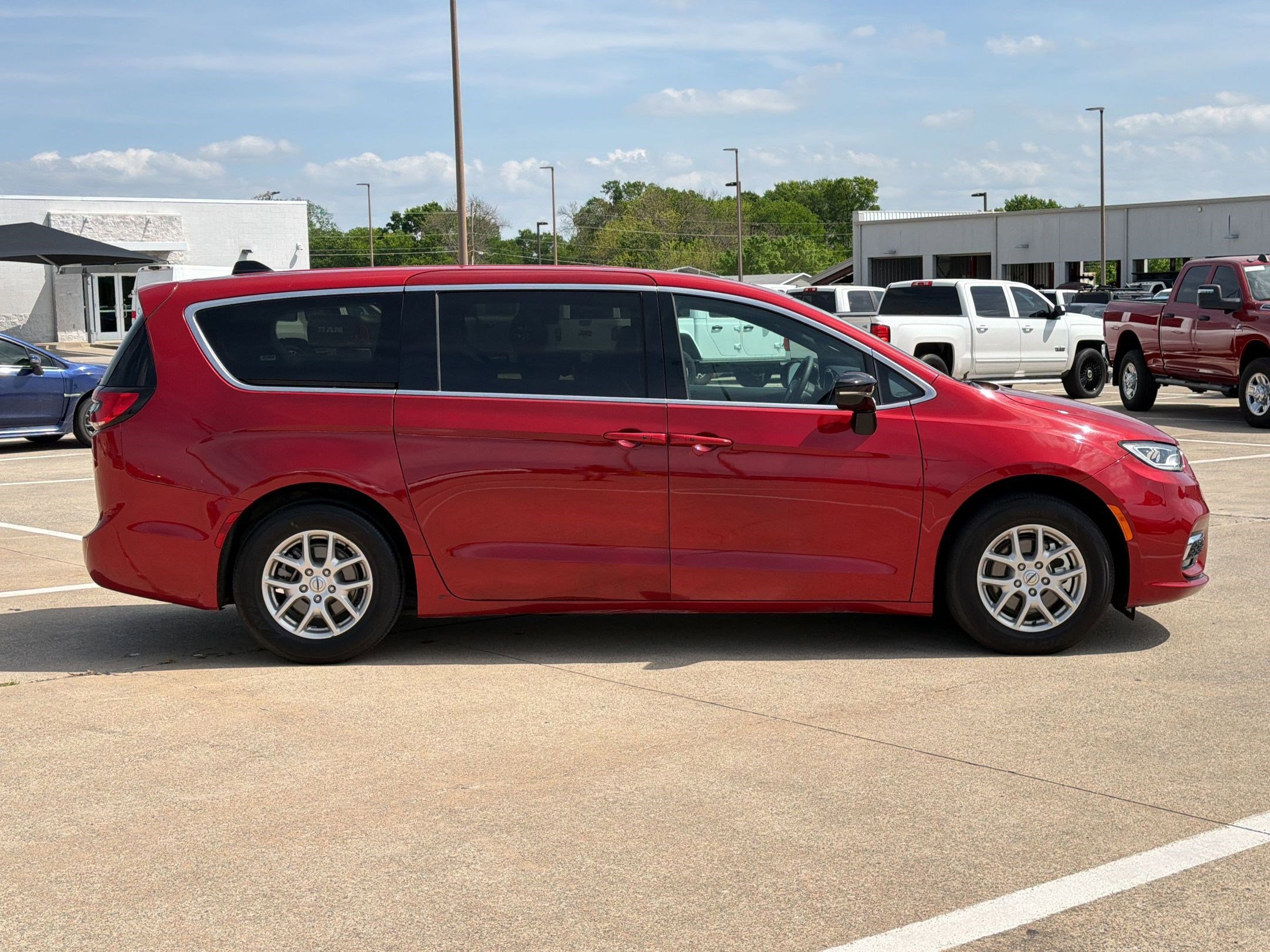 Certified 2025 Chrysler Pacifica Select image 8