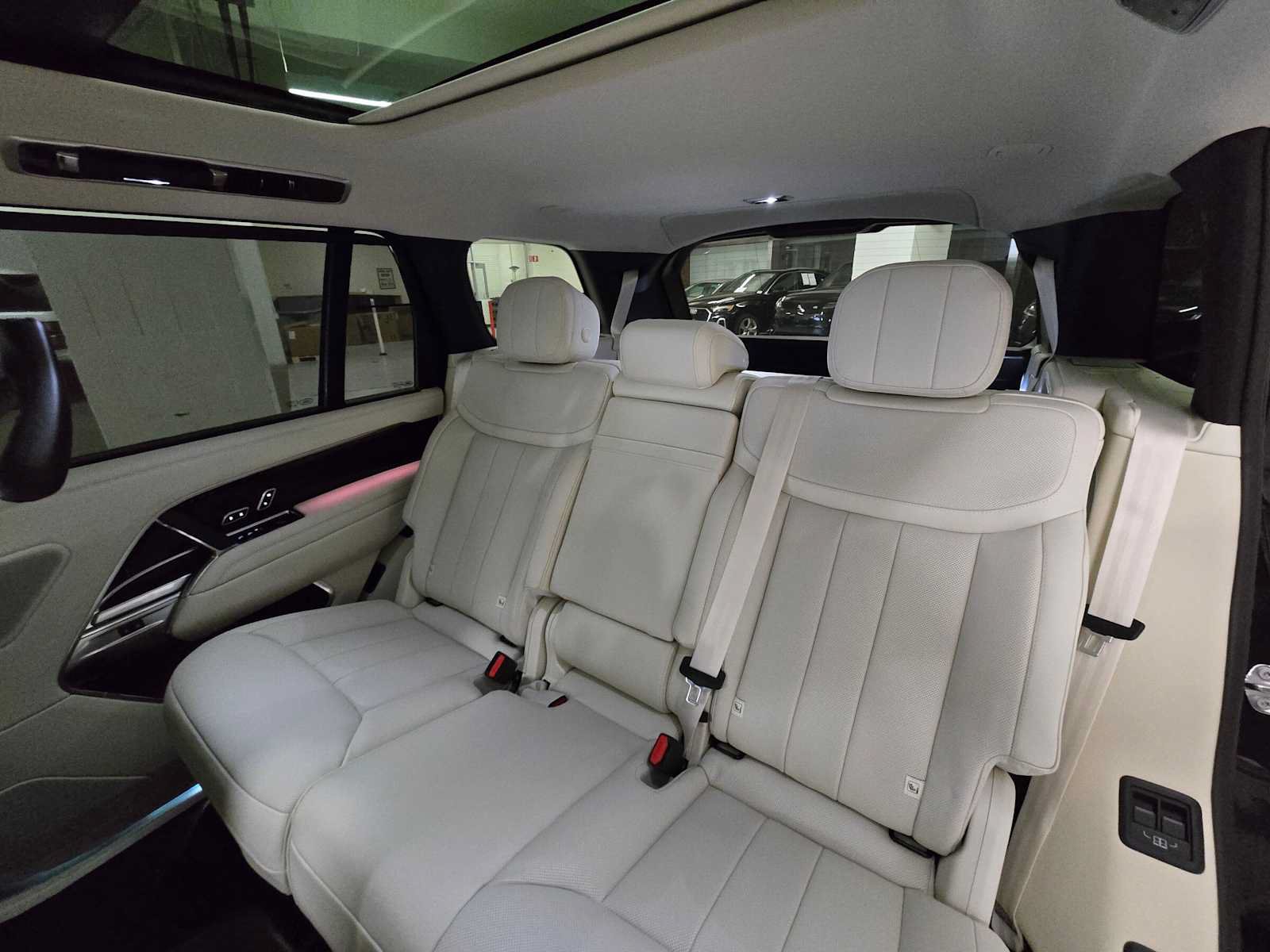 New 2026 Land Rover Range Rover Long Wheelbase SE AWD/4WD image 18