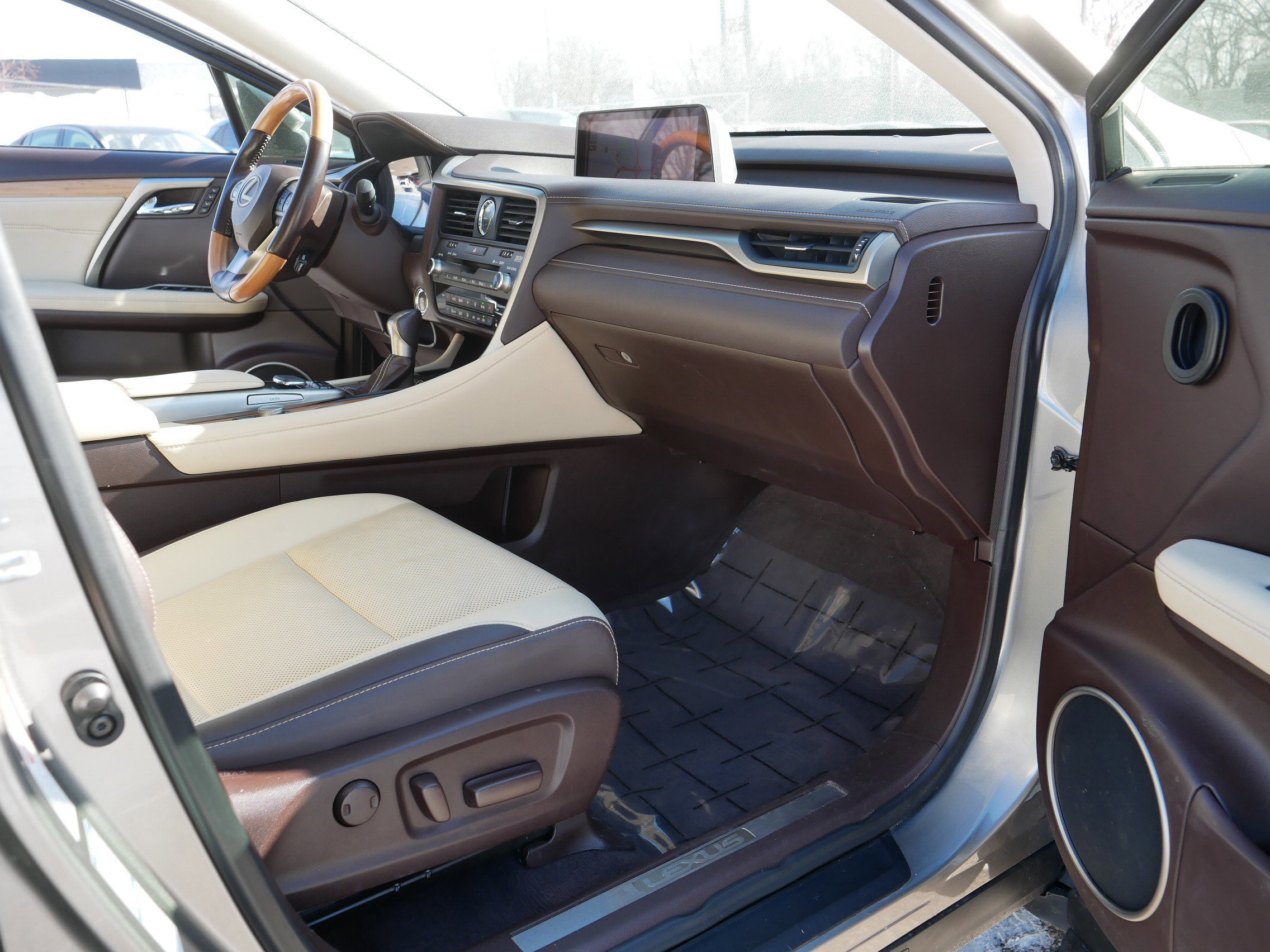 Used 2018 Lexus RX 350L Premium w/ Premium Package image 17