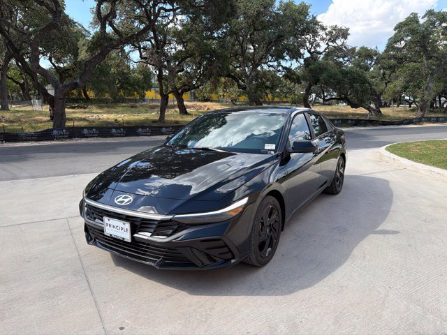 New 2026 Hyundai Elantra SEL Sport FWD image 2