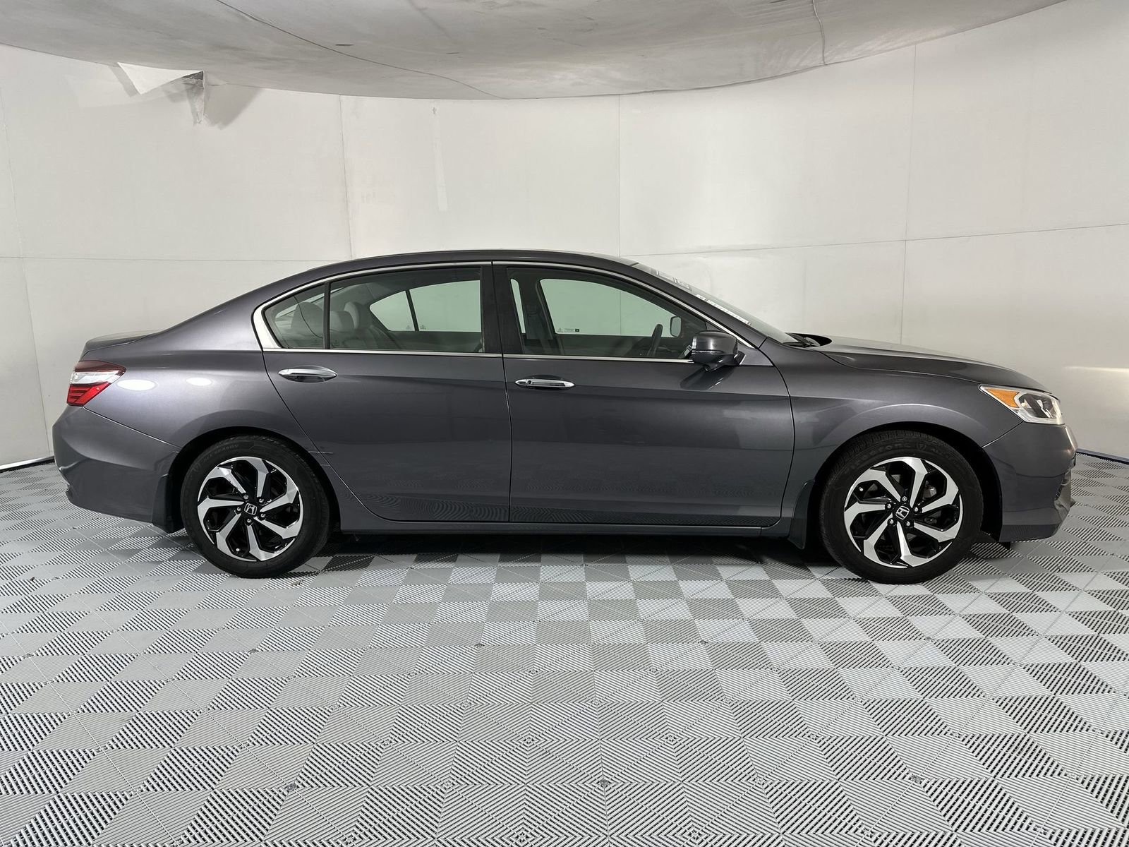 Used 2017 Honda Accord EX-L image 9