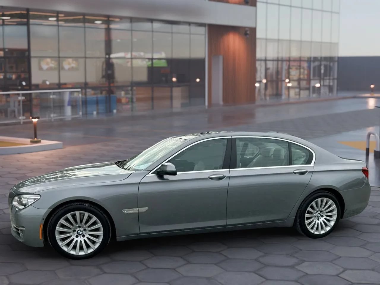 Used 2013 BMW 750Li RWD image 3