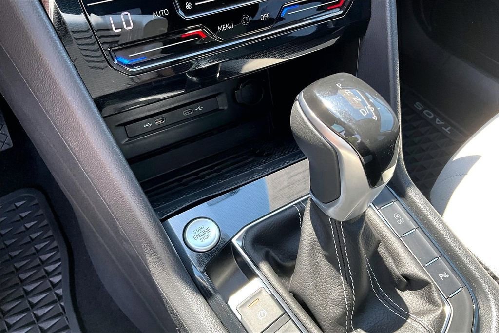 Certified 2025 Volkswagen Taos SE w/ Panoramic Sunroof Package image 29