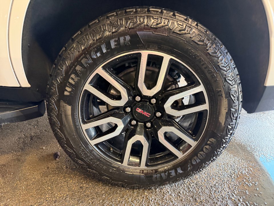 Used 2024 GMC Yukon AT4 w/ Technology Package AWD/4WD image 25