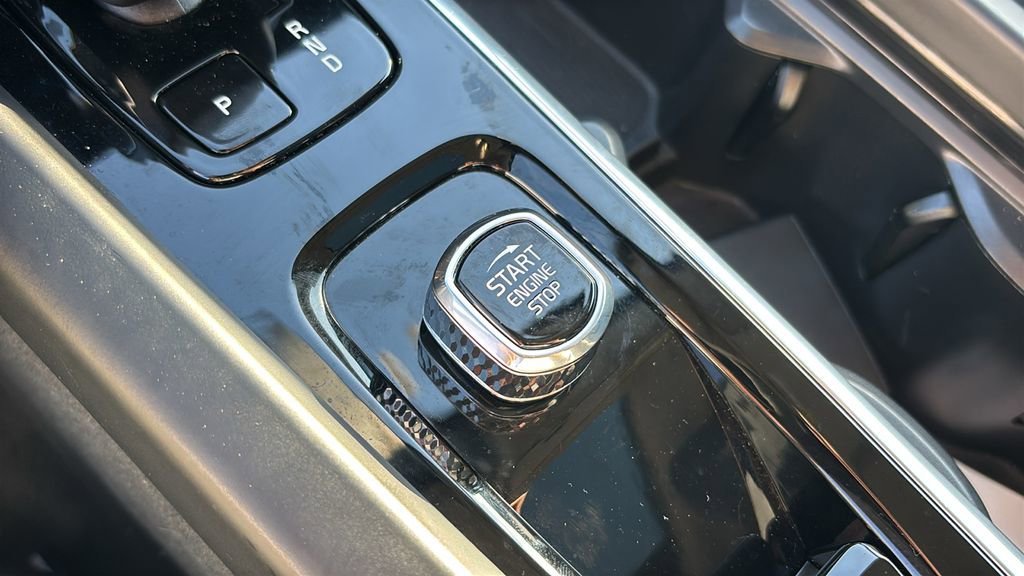 Certified 2025 Volvo XC60 B5 Plus AWD/4WD image 14