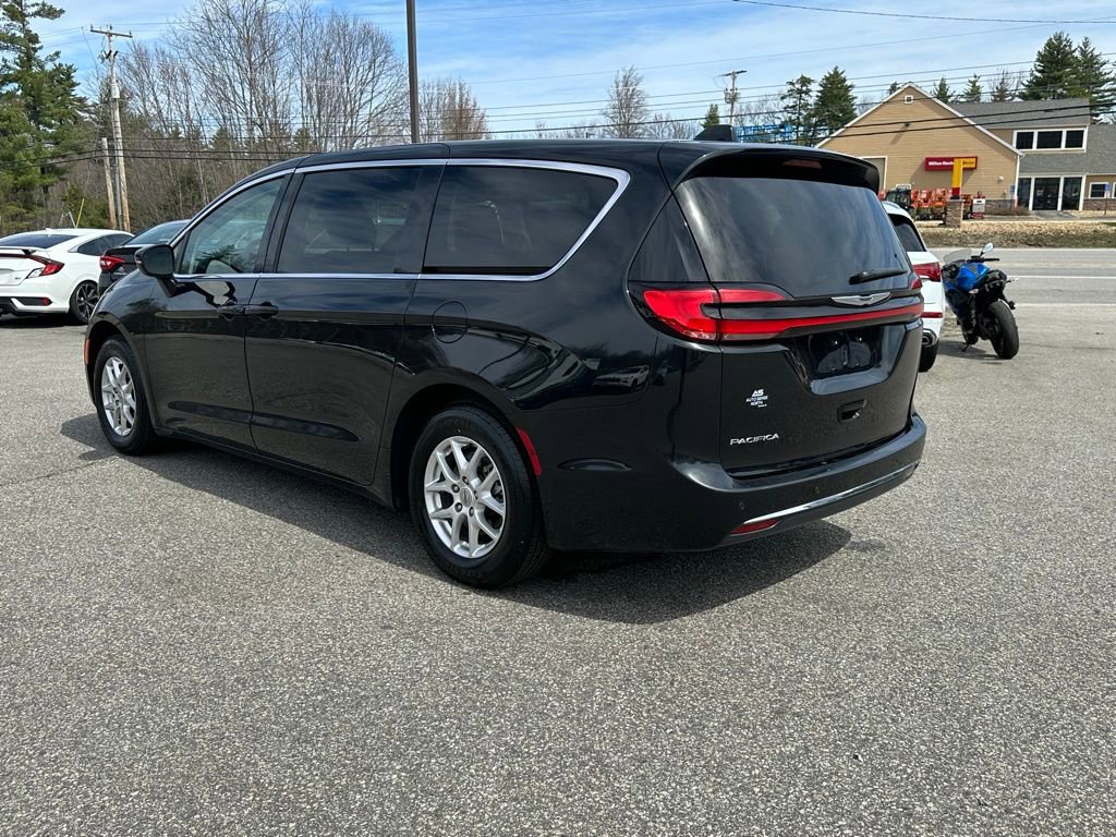 Used 2023 Chrysler Pacifica Touring-L FWD image 3