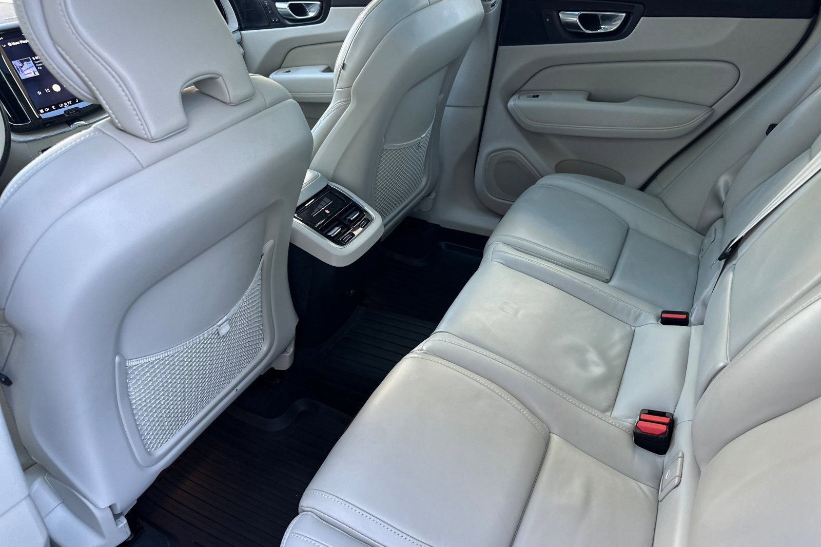 Certified 2023 Volvo XC60 B5 Ultimate w/ Protection Package Premier image 13