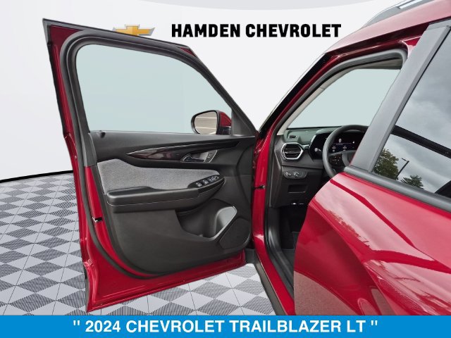 Used 2024 Chevrolet TrailBlazer LT w/ Driver Confidence Package AWD/4WD image 11