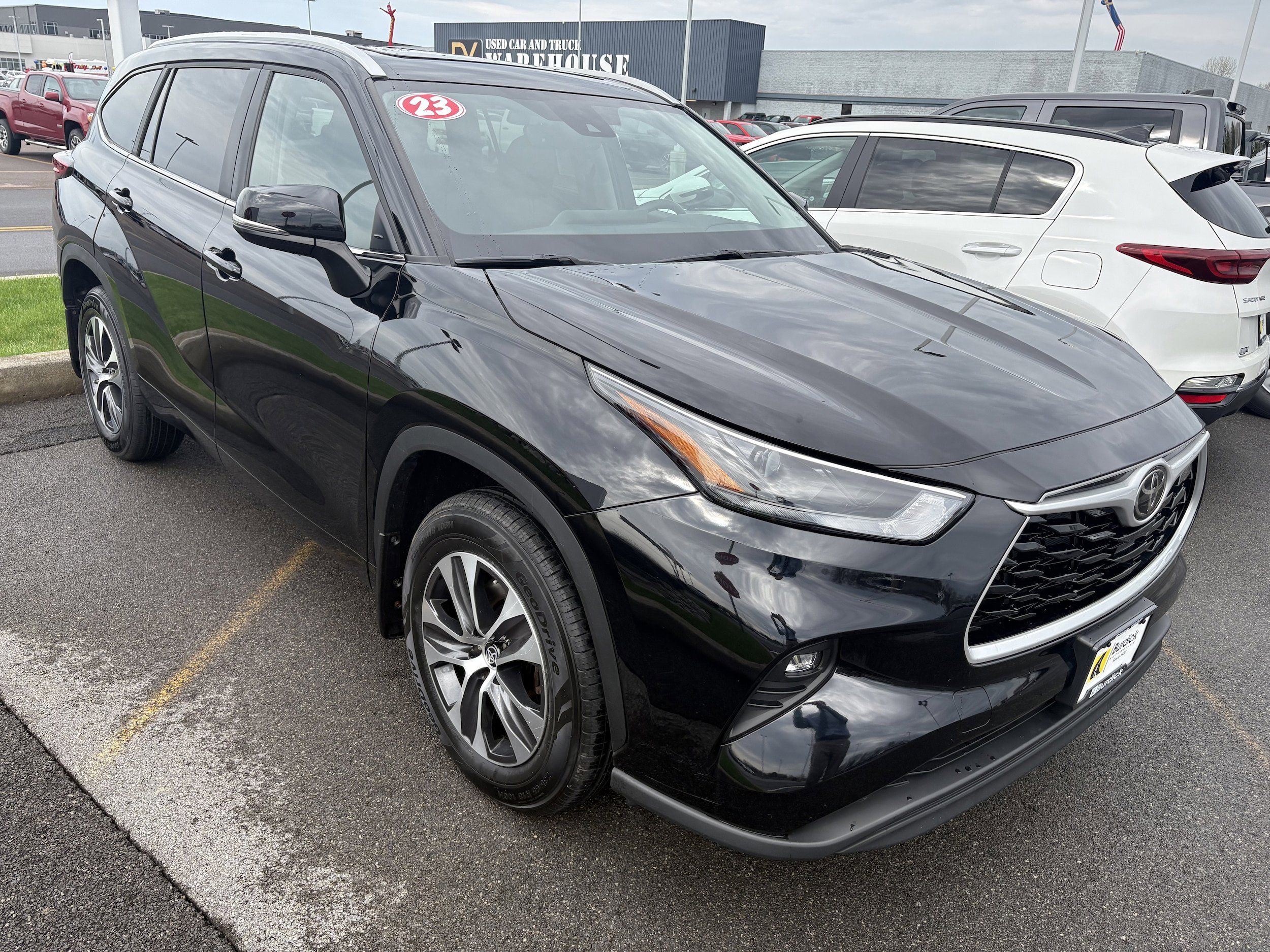 Used 2023 Toyota Highlander XLE AWD/4WD image 2