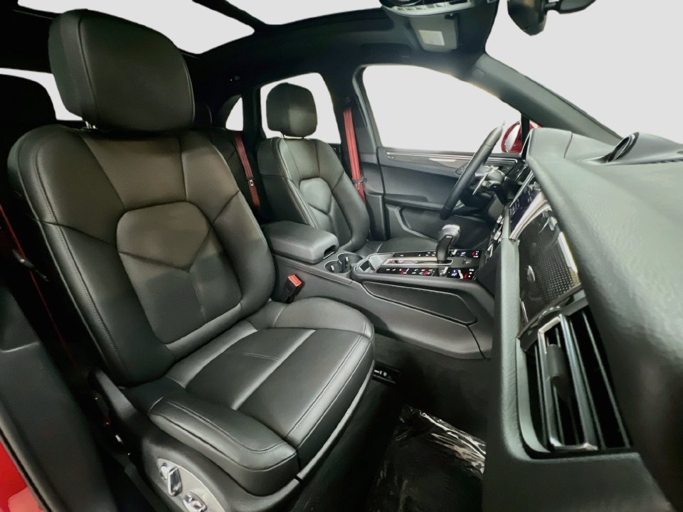 Certified 2026 Porsche Macan AWD/4WD image 30