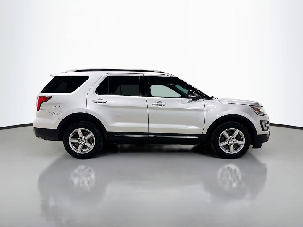 Used 2016 Ford Explorer XLT w/ Equipment Group 202A image 9