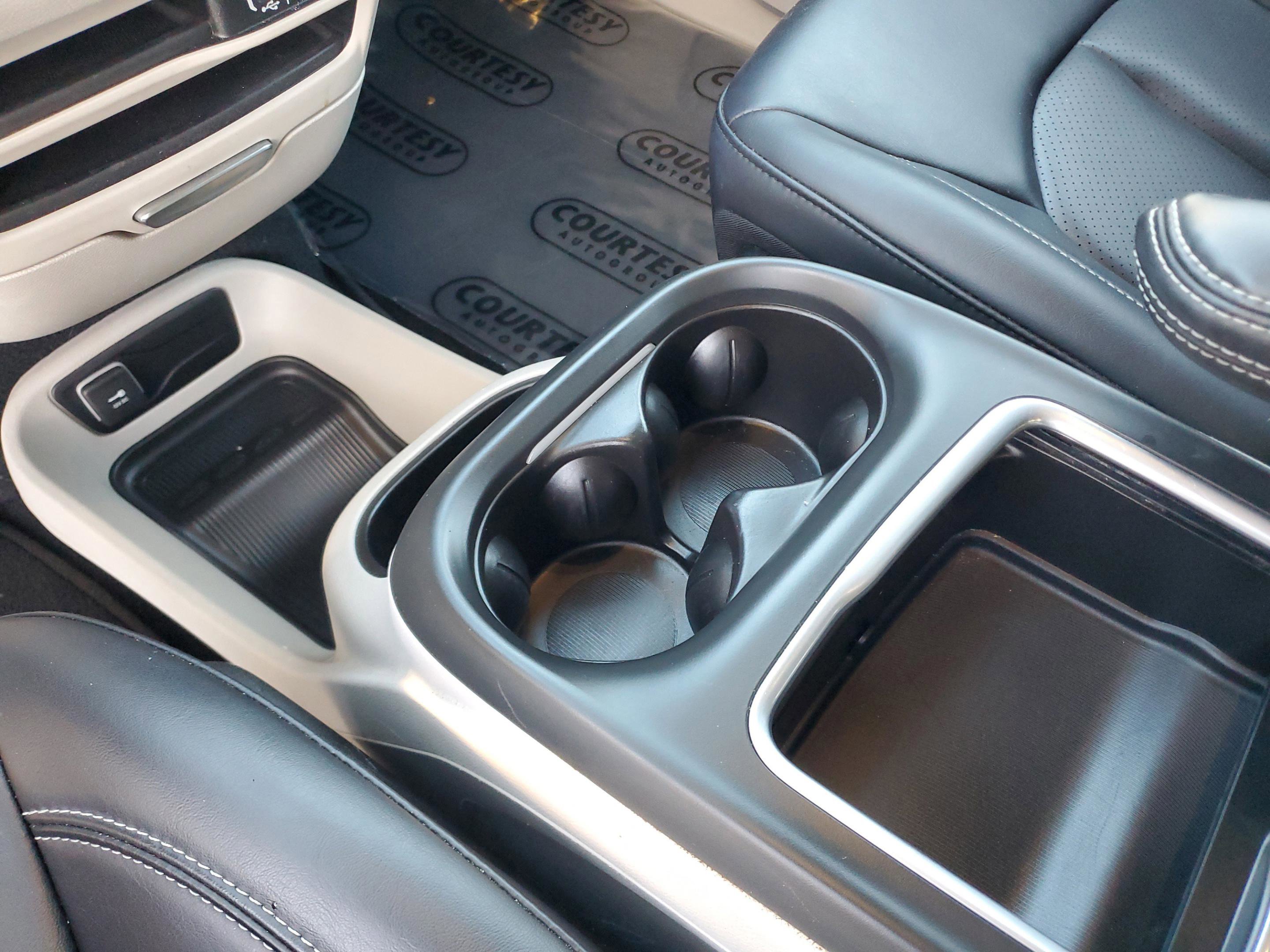 Used 2023 Chrysler Pacifica Touring-L image 10