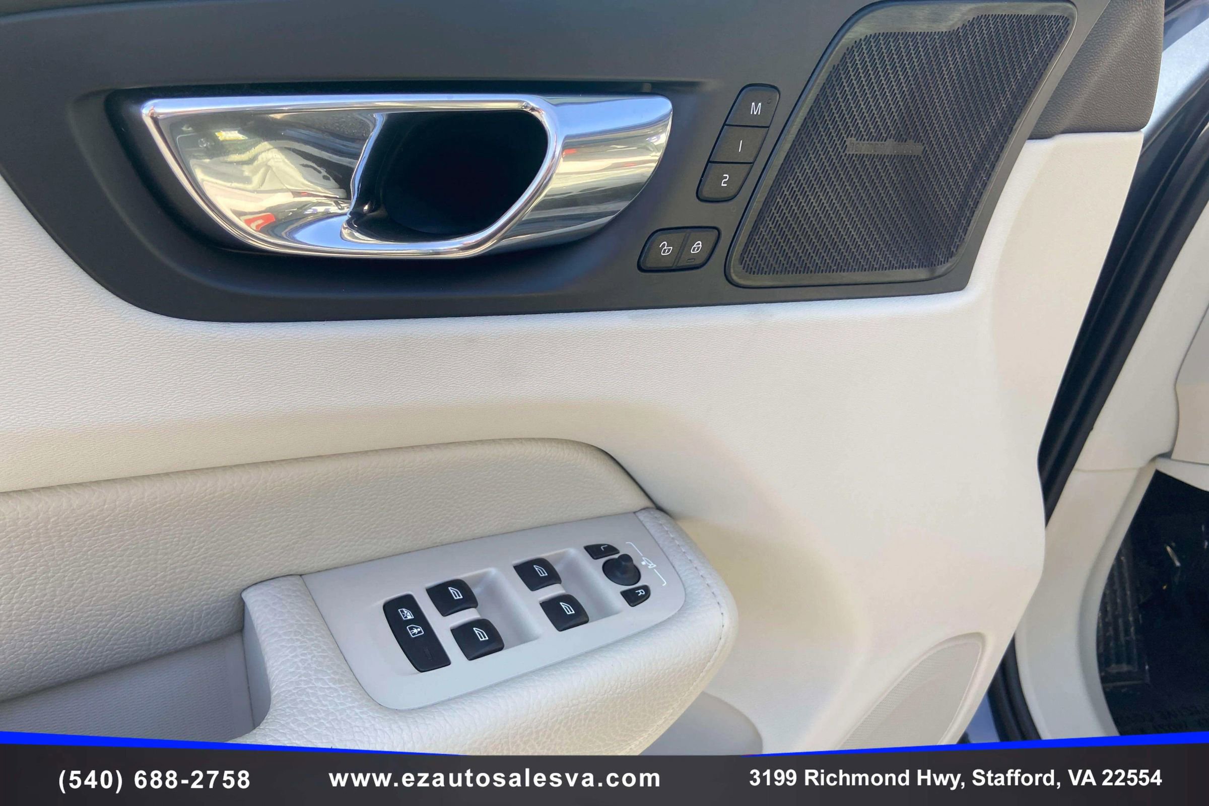 Used 2019 Volvo XC60 T5 Momentum w/ Multimedia Package AWD/4WD image 18