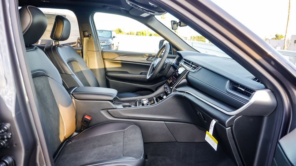 New 2025 Jeep Grand Cherokee L Altitude image 18