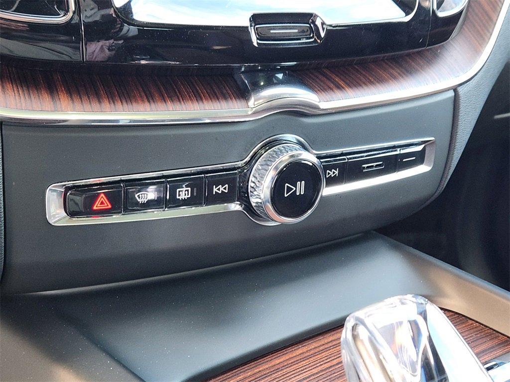 Used 2023 Volvo XC60 T8 Ultimate image 16