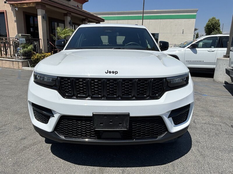 Used 2024 Jeep Grand Cherokee Altitude AWD/4WD image 8