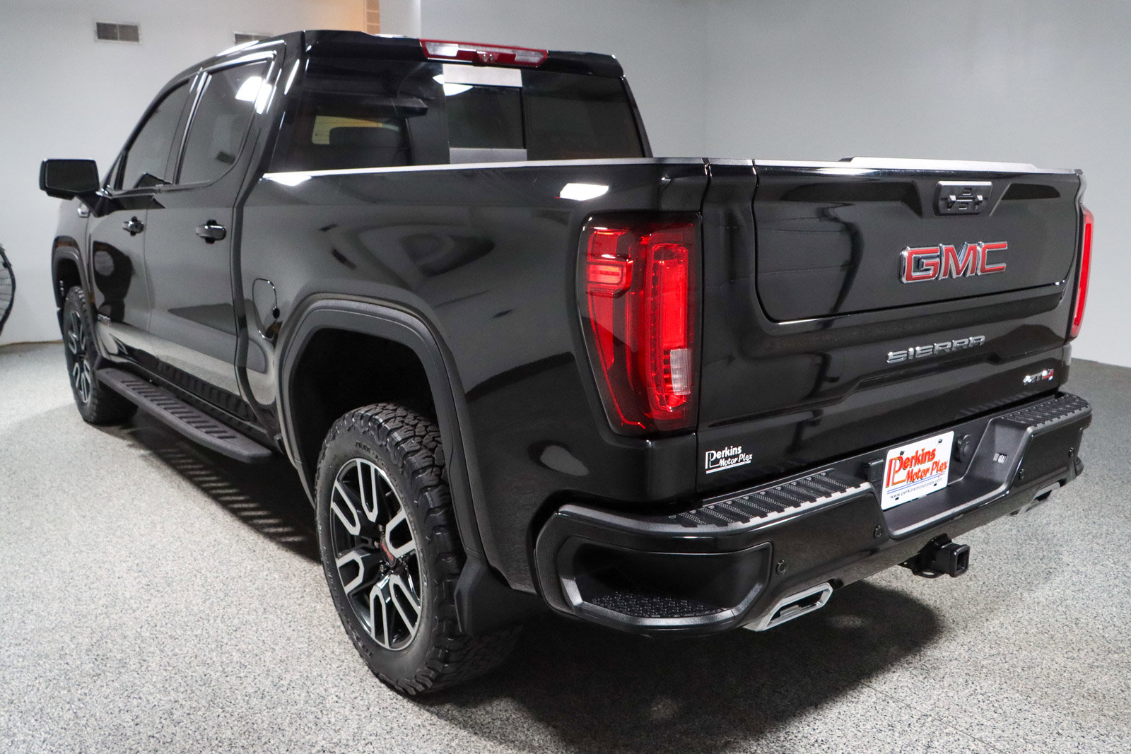 Used 2024 GMC Sierra 1500 AT4 w/ Technology Package image 9