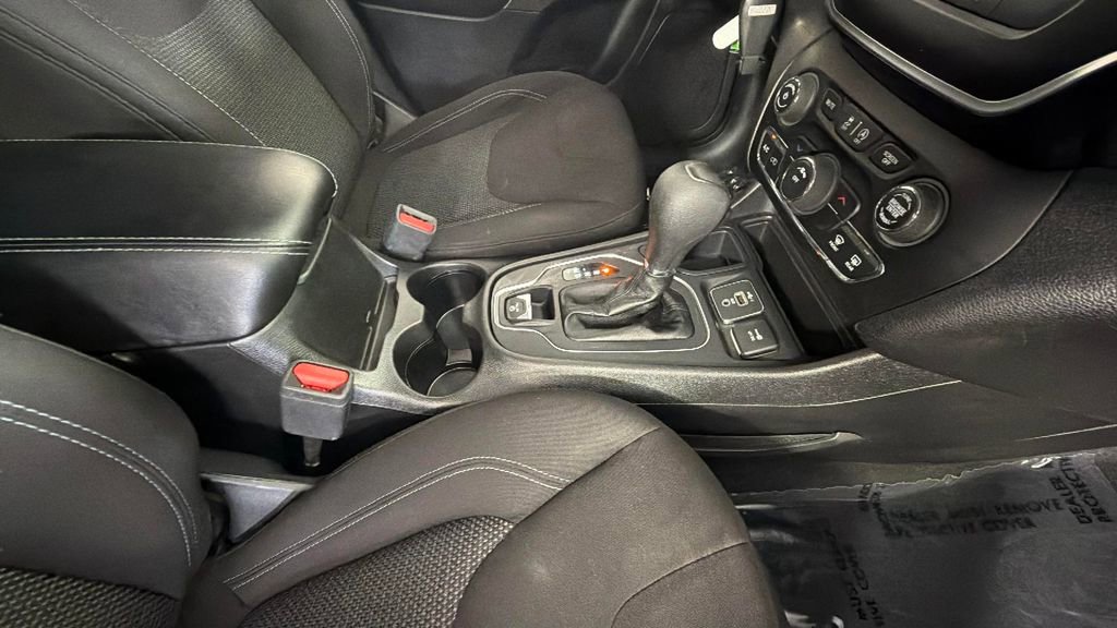 Used 2021 Jeep Cherokee Latitude FWD image 34