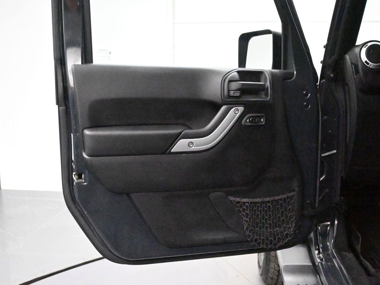 Used 2016 Jeep Wrangler Unlimited Sahara w/ Connectivity Group image 9