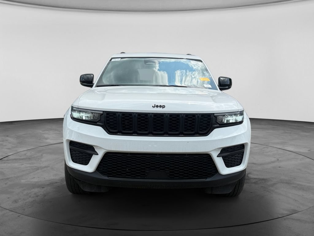 Used 2024 Jeep Grand Cherokee Altitude AWD/4WD image 3