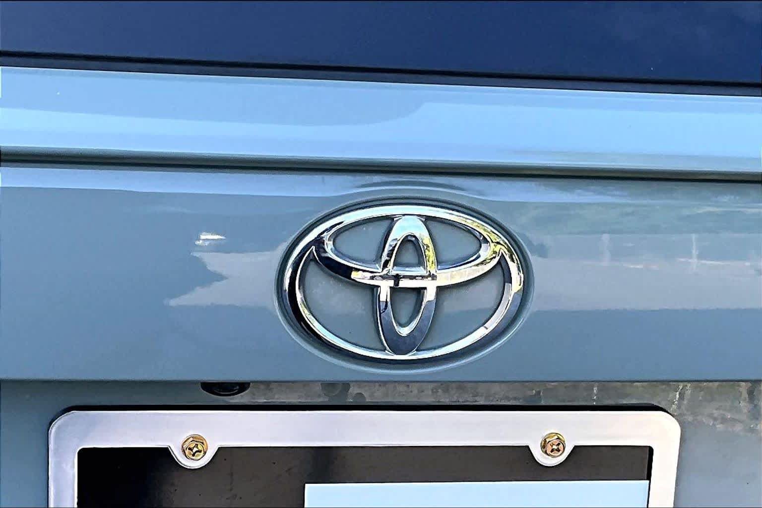 Used 2021 Toyota RAV4 XLE Premium FWD image 31