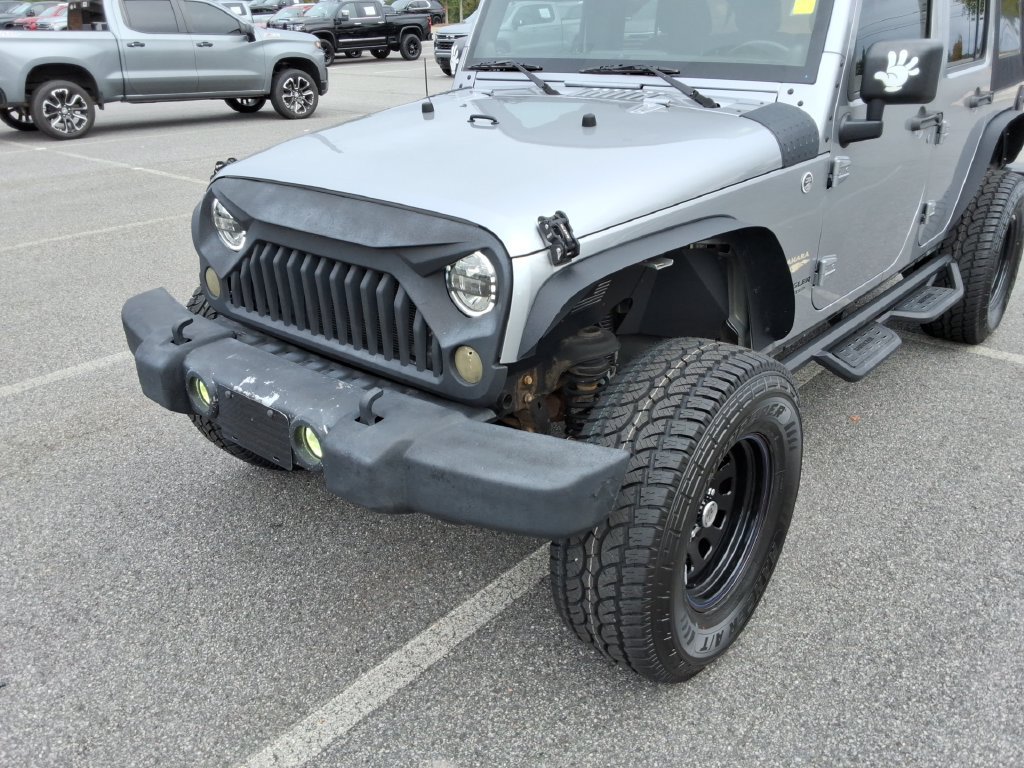 Used 2014 Jeep Wrangler Unlimited Sahara w/ Max Tow Package AWD/4WD image 9