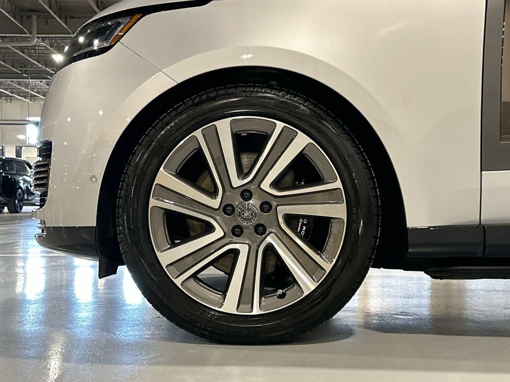 Used 2025 Land Rover Range Rover SV image 5