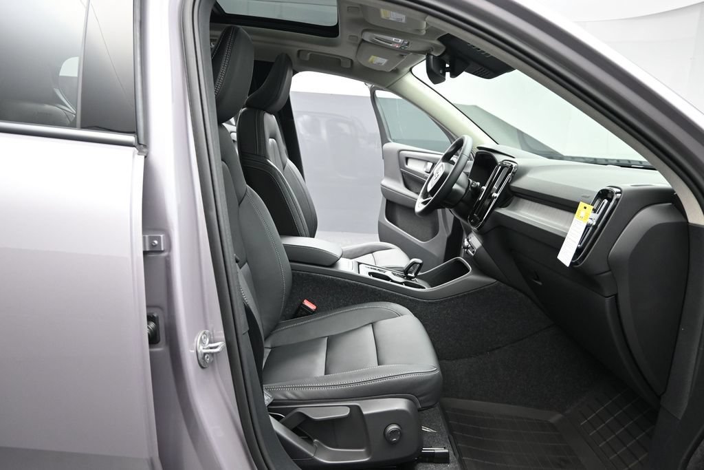 New 2026 Volvo XC40 B5 Core w/ Protection Package Premier AWD/4WD image 17