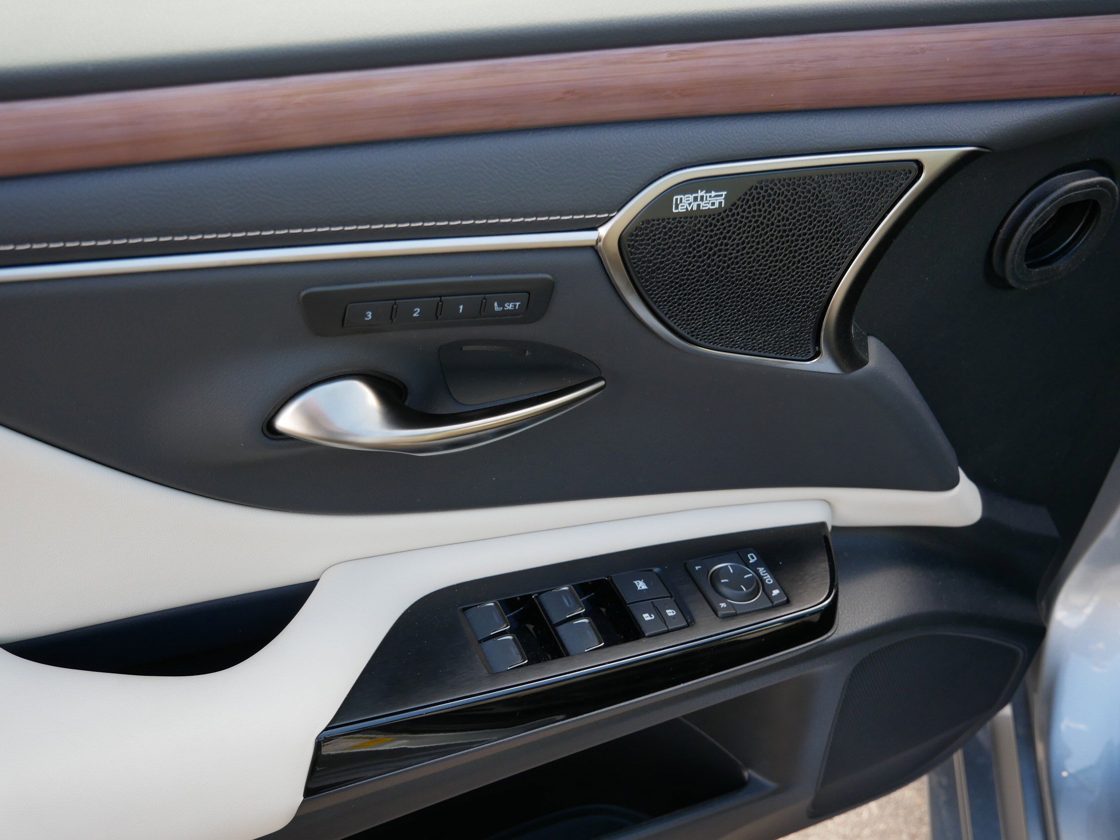 Used 2025 Lexus ES 350 Ultra Luxury image 18