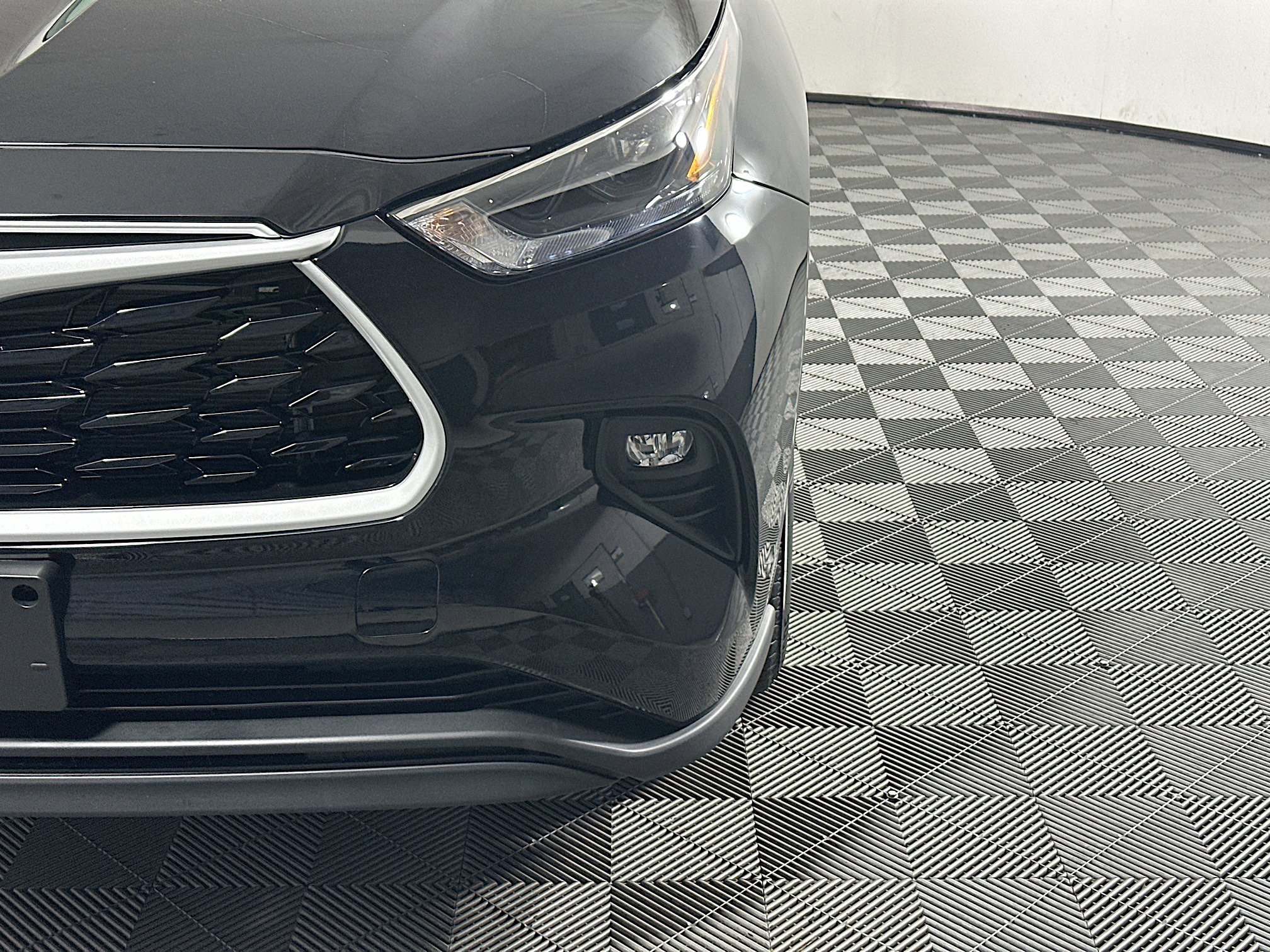 Used 2025 Toyota Highlander LE FWD image 9
