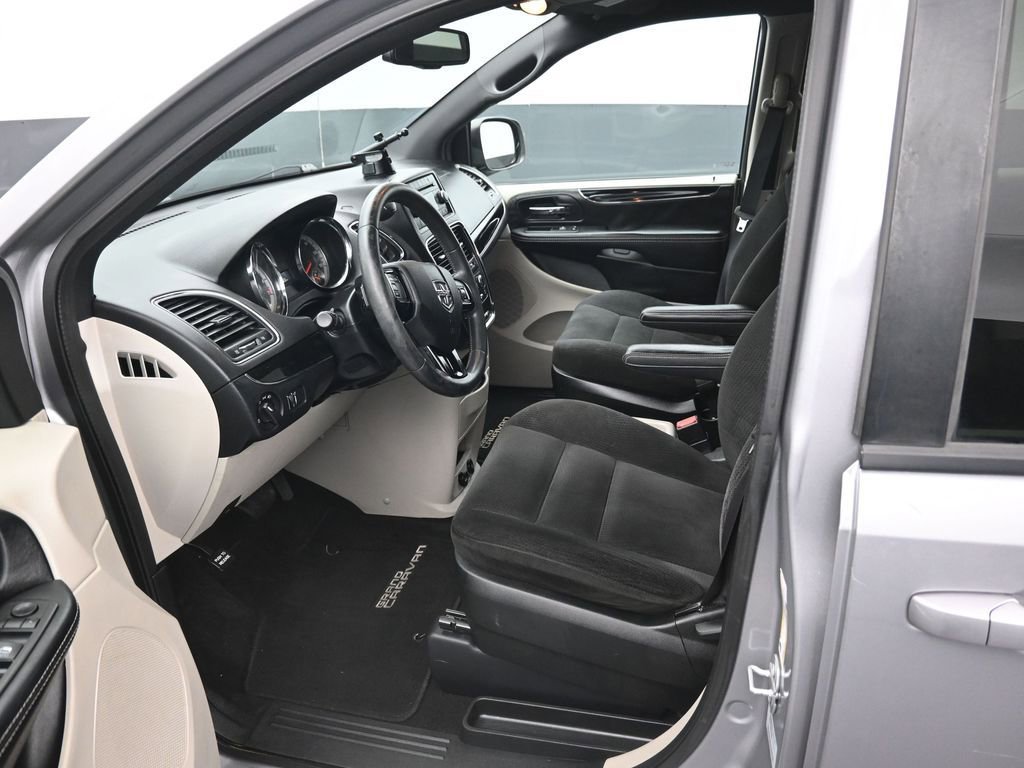 Used 2016 Dodge Grand Caravan SE image 9
