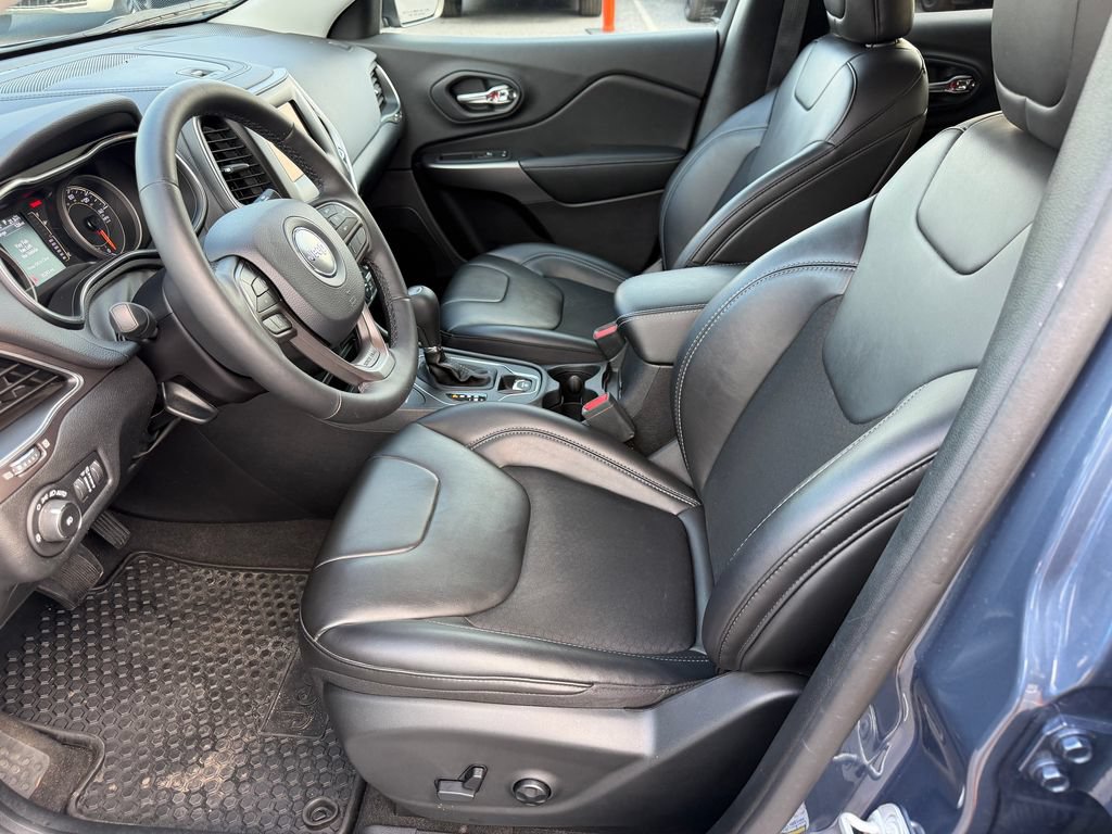 Used 2020 Jeep Cherokee Latitude Plus w/ Cold Weather Group AWD/4WD image 3