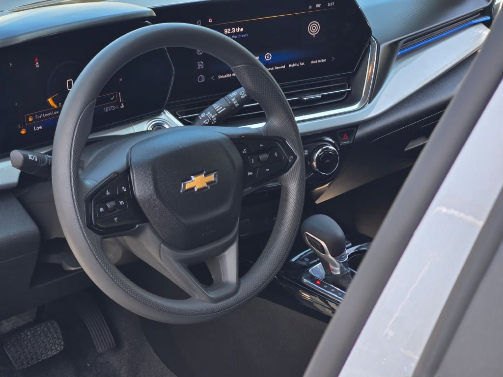 Used 2026 Chevrolet Trax LT FWD image 23