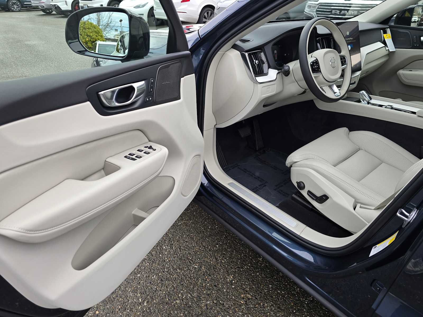 New 2026 Volvo XC60 B5 Ultra w/ Protection Package Premier AWD/4WD image 21