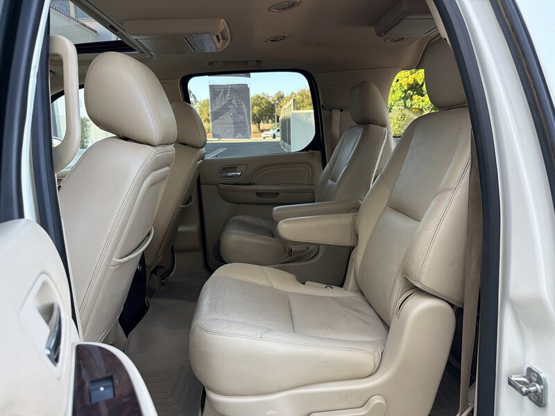 Used 2013 Cadillac Escalade ESV Premium AWD/4WD image 16