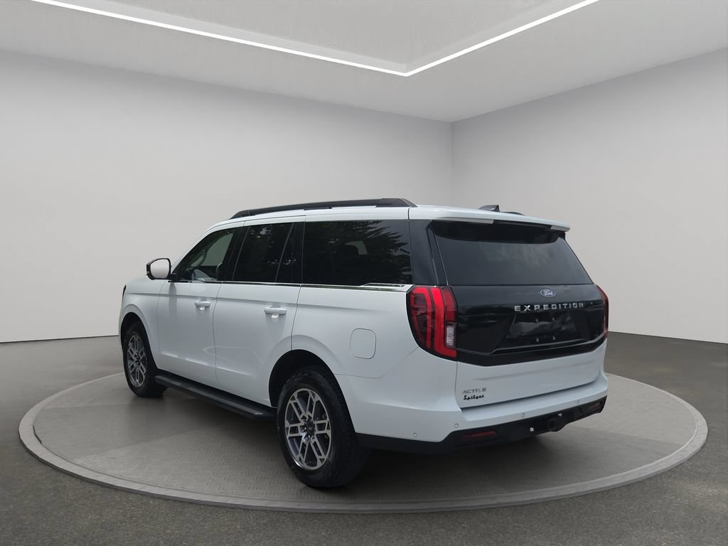 Used 2025 Ford Expedition Active AWD/4WD image 3