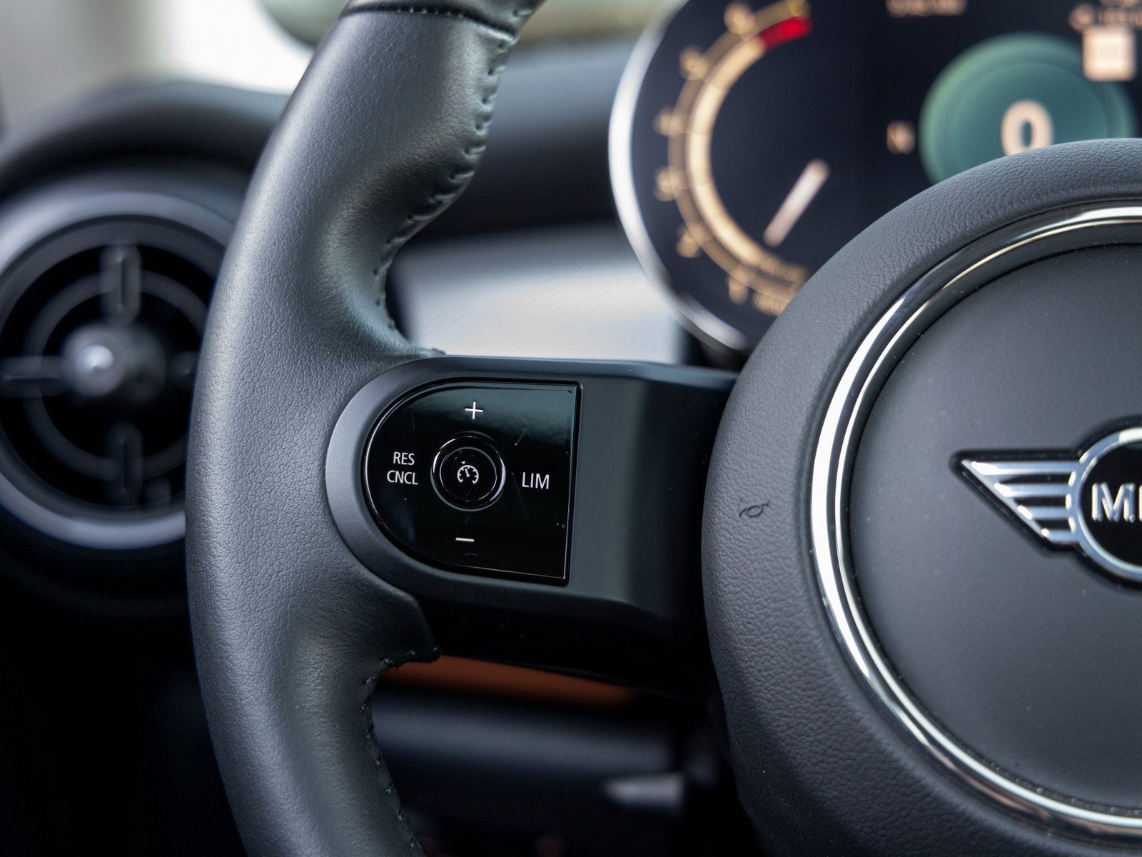 Used 2023 MINI Cooper 2-Door Hardtop w/ Signature Upholstery Package image 31