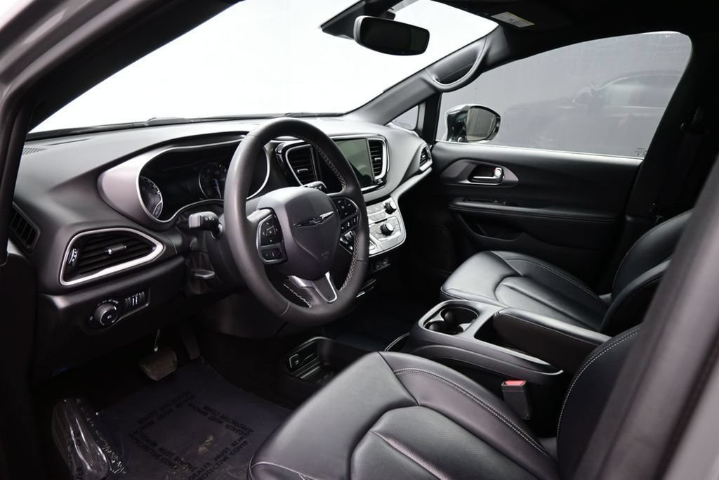Used 2025 Chrysler Pacifica Select FWD image 8