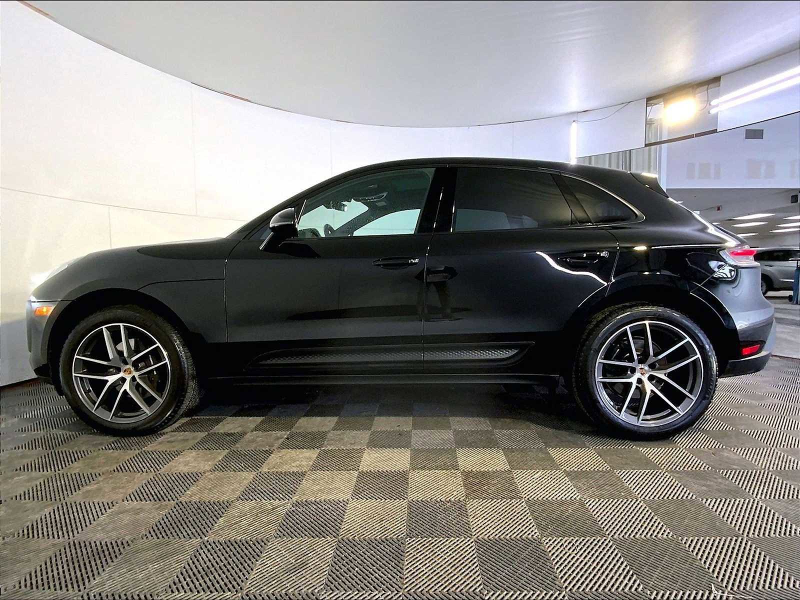 Certified 2023 Porsche Macan image 2