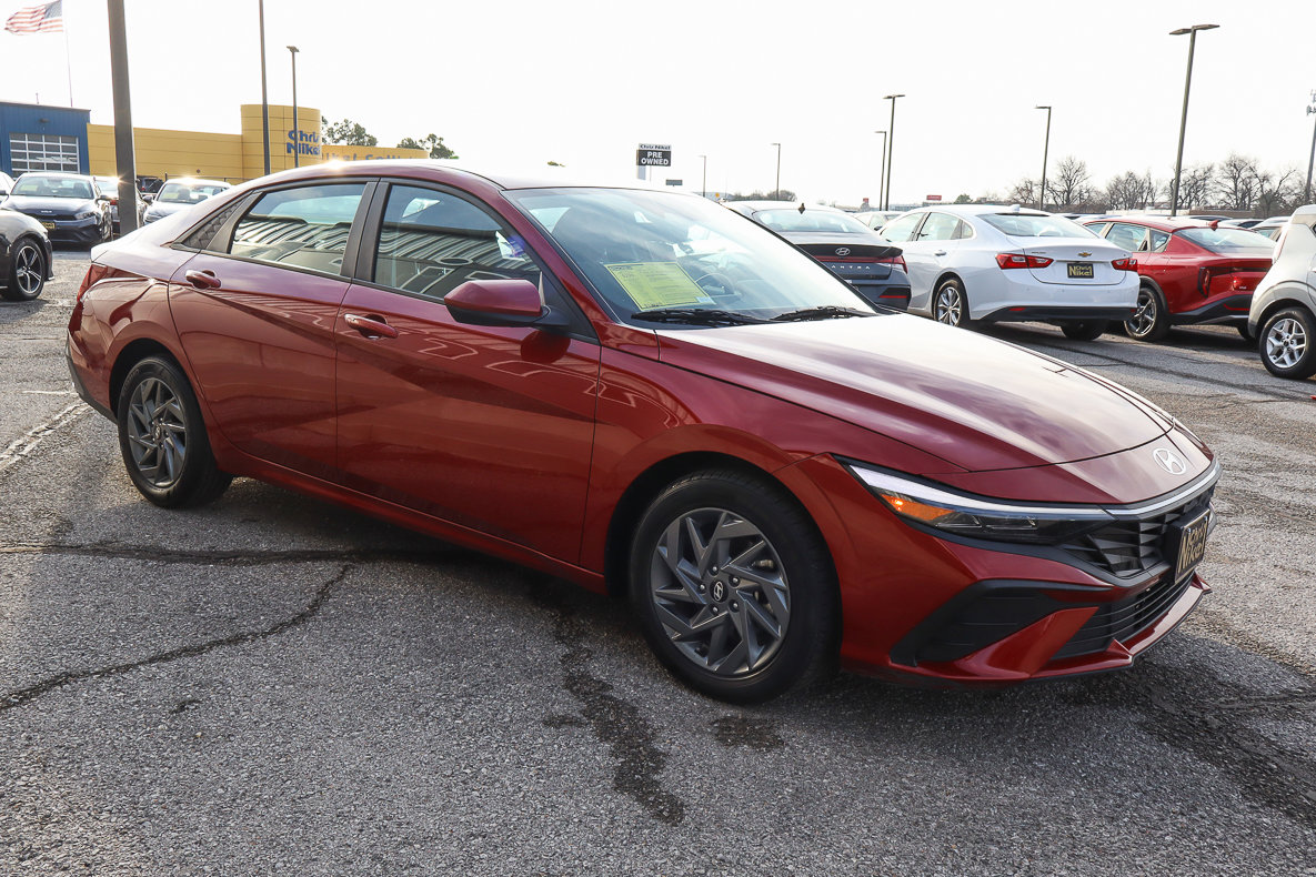 Used 2024 Hyundai Elantra SEL FWD image 3