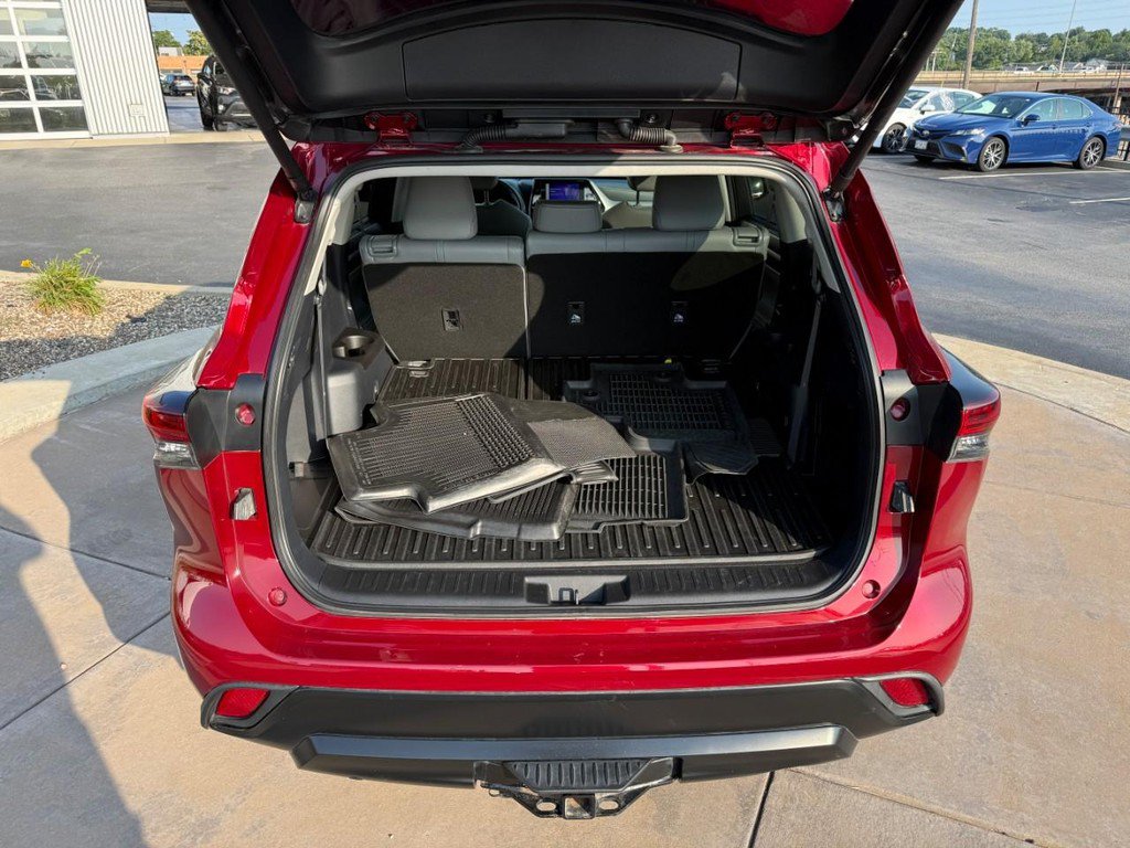 Certified 2024 Toyota Highlander XLE AWD/4WD image 8